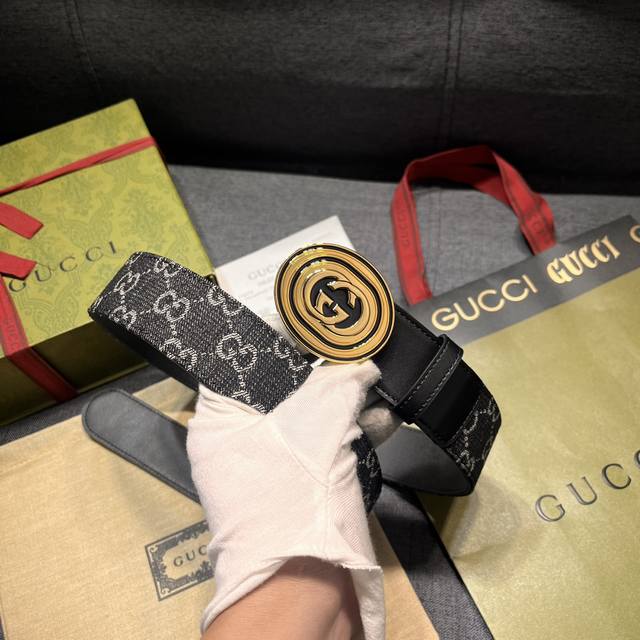 代购级 古驰男士腰带 宽4.0Cm Gucci 每一季 品牌标识都会吐故纳新 于经典之中融入新意 在这款腰带上 经典gg标识以亮眼之姿生动呈现 与双g造型配件相